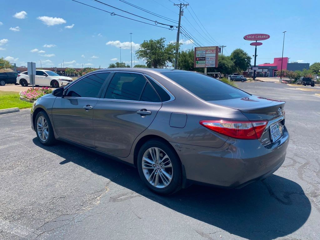 Toyota Camry Vehicle Full-screen Gallery Image 4