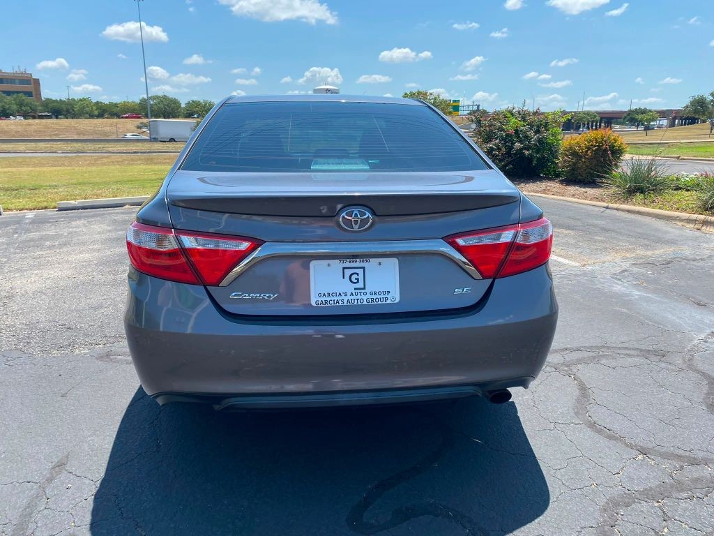 Toyota Camry Vehicle Full-screen Gallery Image 6