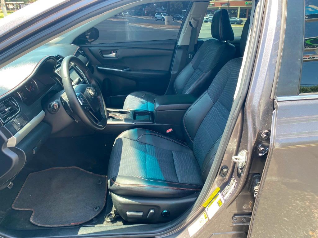 Toyota Camry Vehicle Full-screen Gallery Image 7
