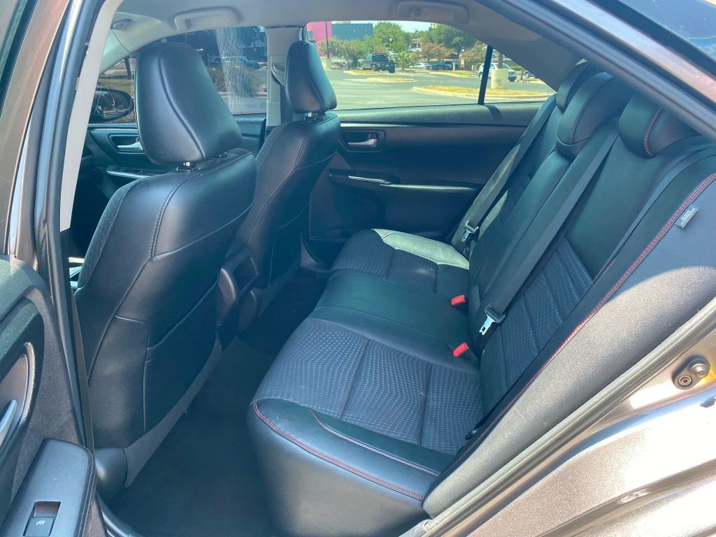 Toyota Camry Vehicle Full-screen Gallery Image 8