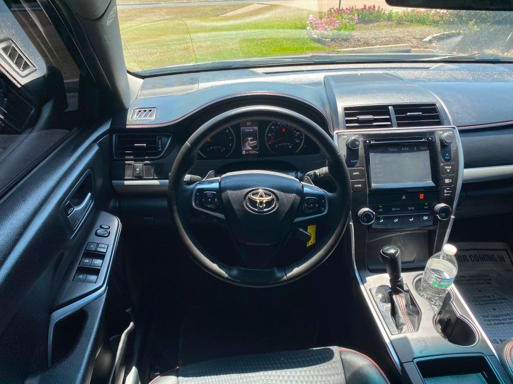 Toyota Camry Vehicle Full-screen Gallery Image 9