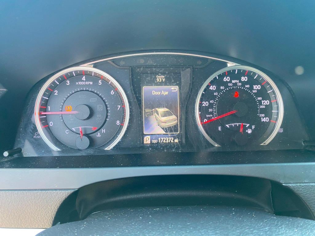 Toyota Camry Vehicle Full-screen Gallery Image 11