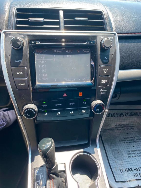 Toyota Camry Vehicle Full-screen Gallery Image 10