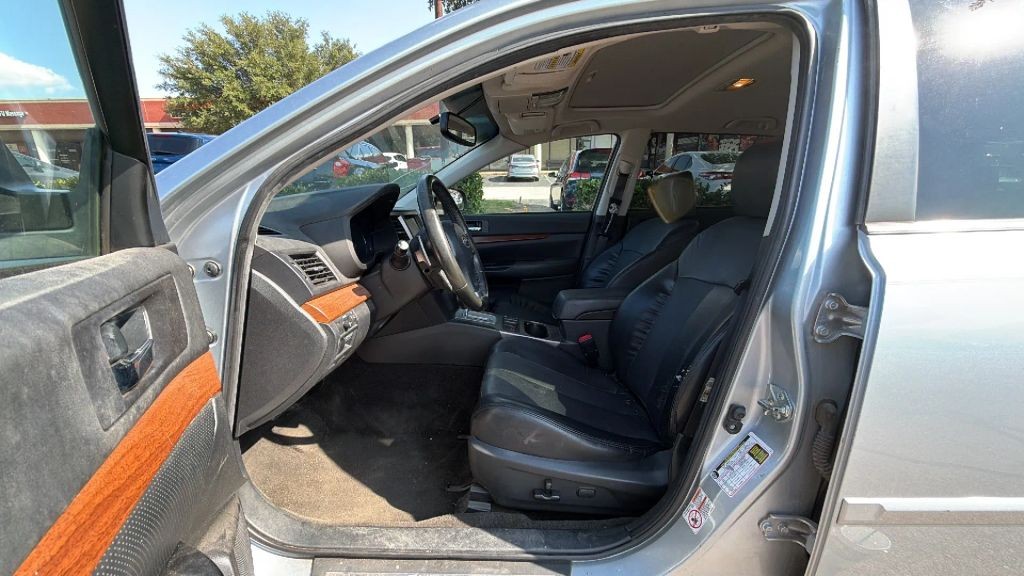 Subaru Outback Vehicle Full-screen Gallery Image 5