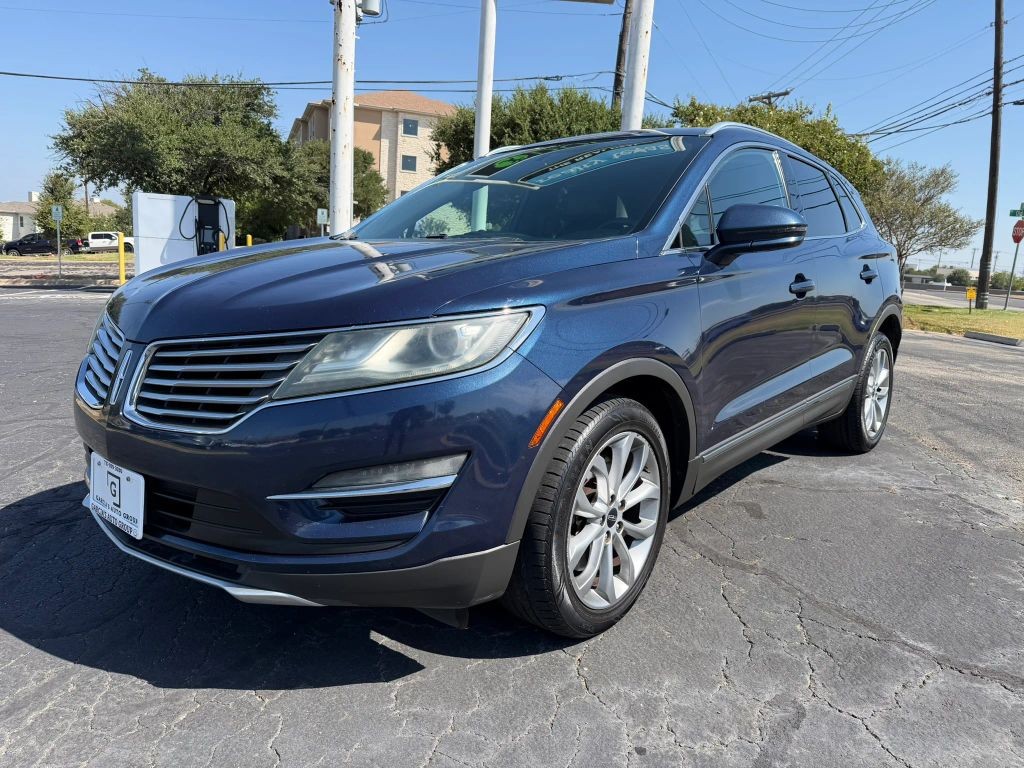 Lincoln MKC Vehicle Full-screen Gallery Image 2
