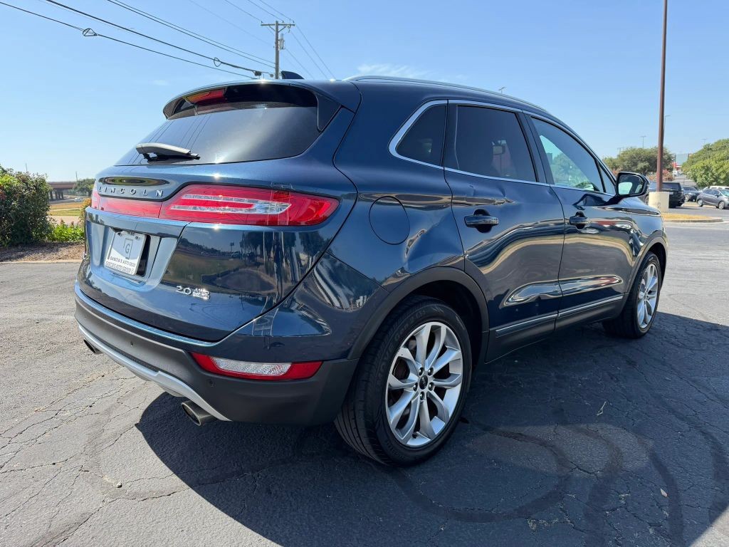 Lincoln MKC Vehicle Full-screen Gallery Image 4