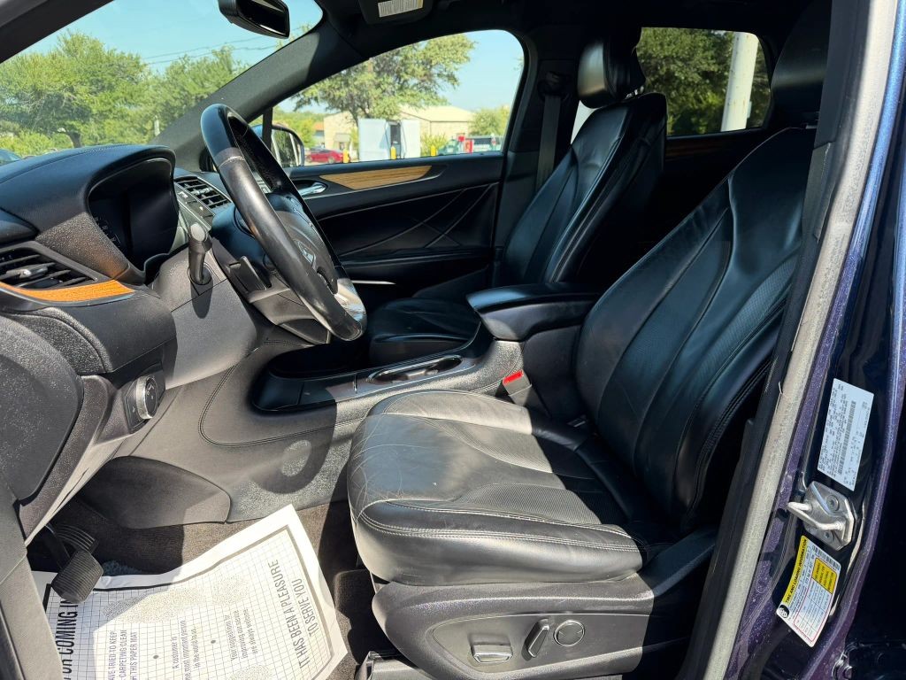 Lincoln MKC Vehicle Full-screen Gallery Image 5