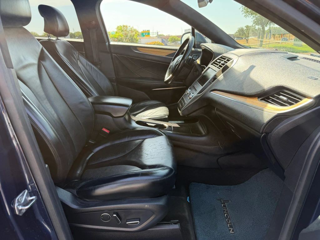 Lincoln MKC Vehicle Full-screen Gallery Image 6