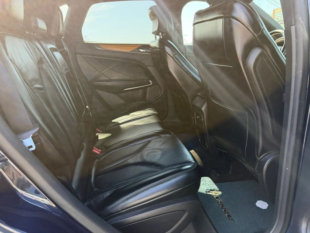 Lincoln MKC Vehicle Full-screen Gallery Image 7