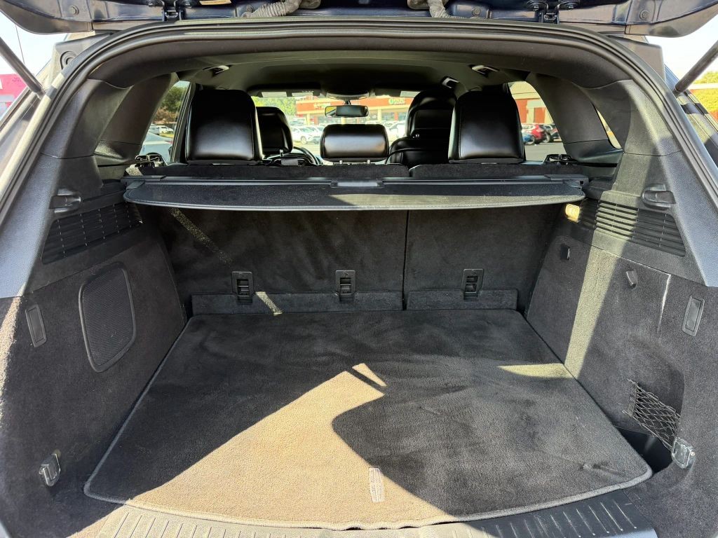 Lincoln MKC Vehicle Full-screen Gallery Image 8