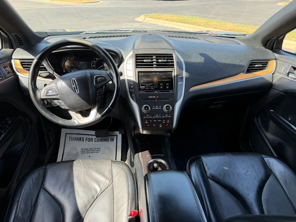 Lincoln MKC Vehicle Full-screen Gallery Image 9