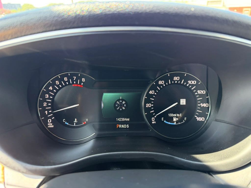 Lincoln MKC Vehicle Full-screen Gallery Image 11