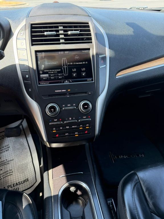 Lincoln MKC Vehicle Full-screen Gallery Image 10