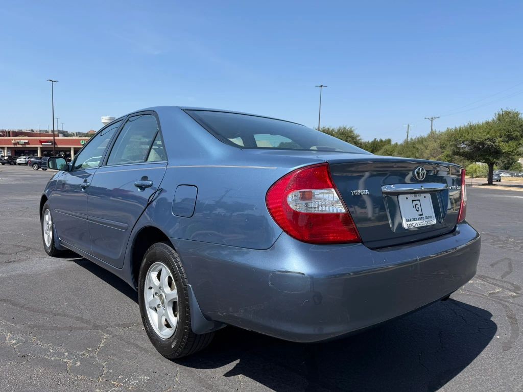 Toyota Camry Vehicle Full-screen Gallery Image 3