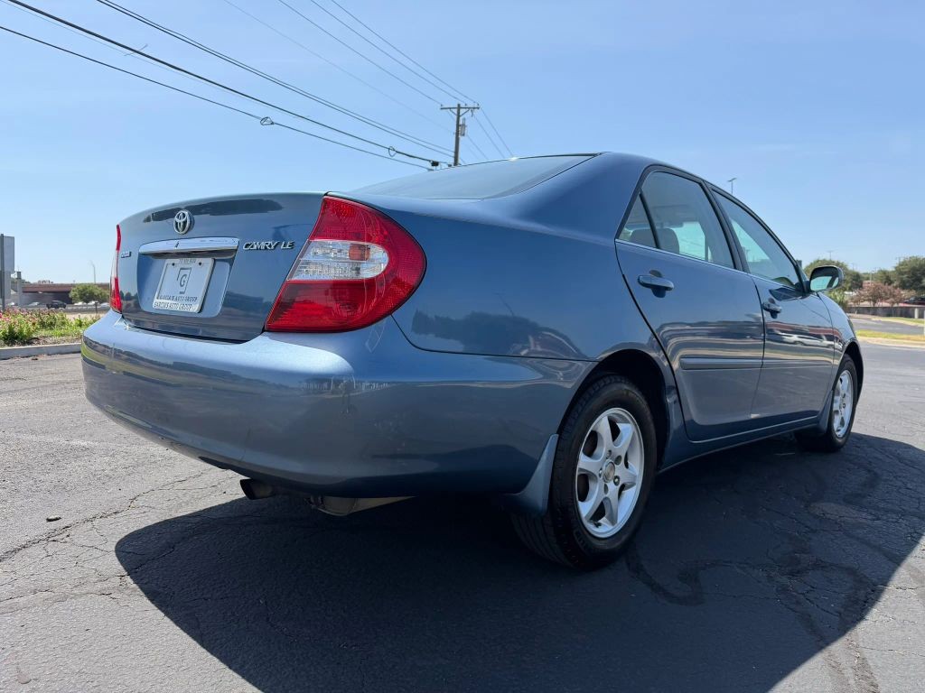 Toyota Camry Vehicle Full-screen Gallery Image 4