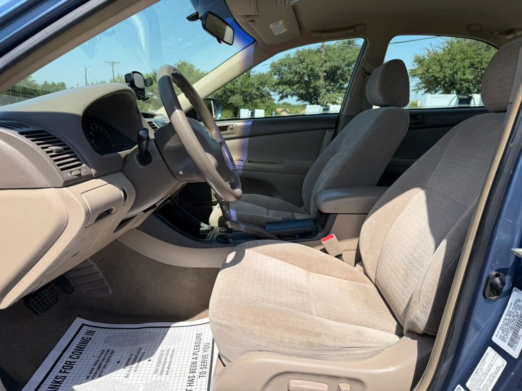 Toyota Camry Vehicle Full-screen Gallery Image 5