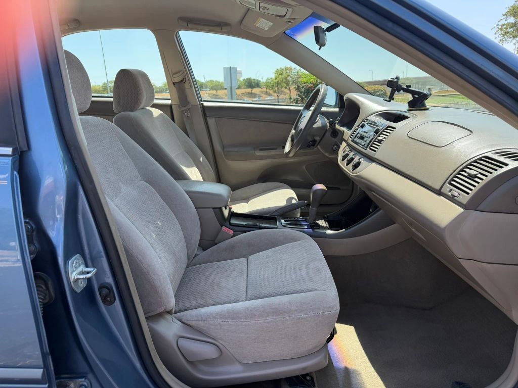 Toyota Camry Vehicle Full-screen Gallery Image 6