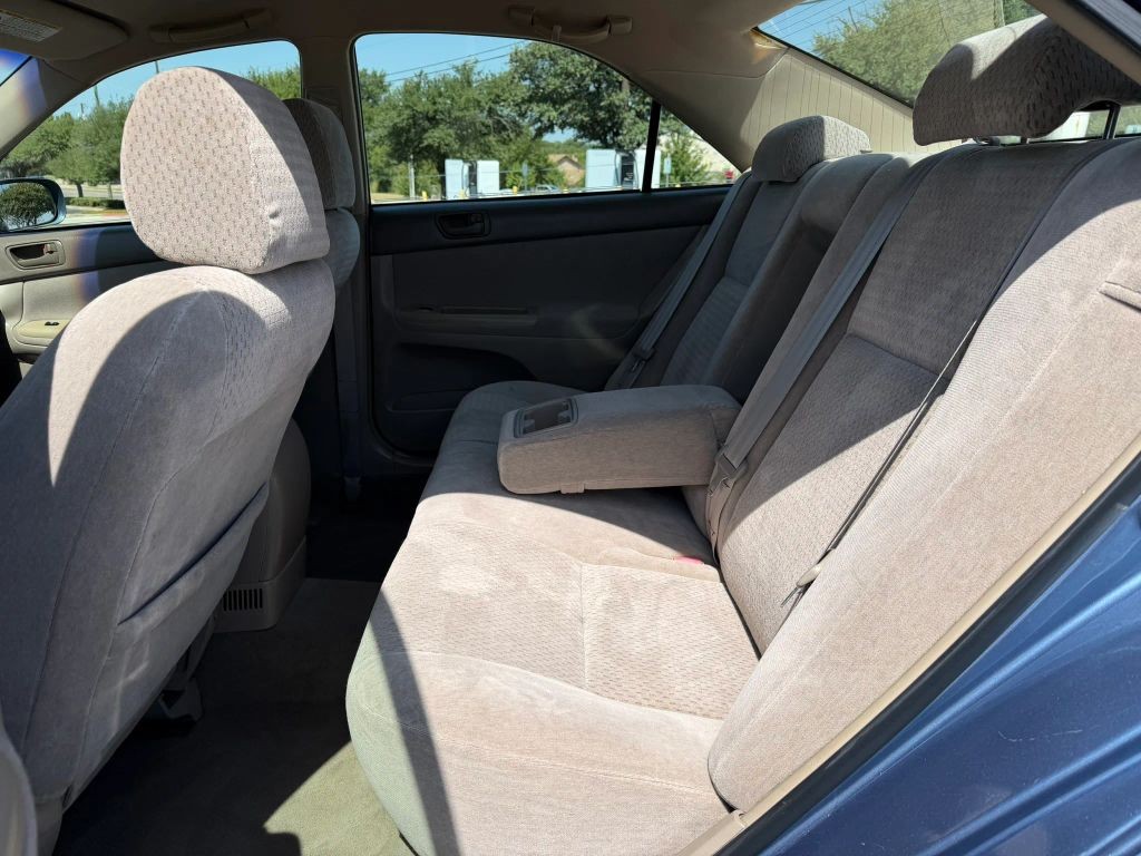 Toyota Camry Vehicle Full-screen Gallery Image 7