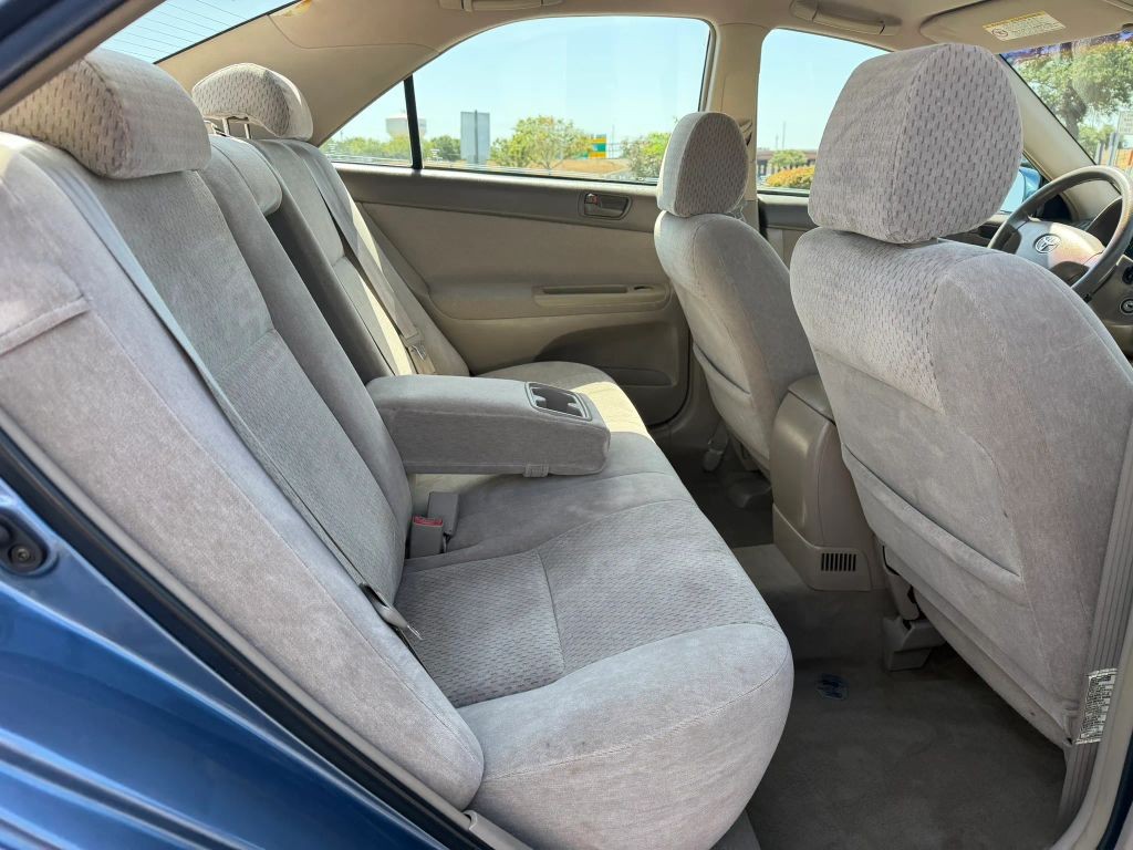 Toyota Camry Vehicle Full-screen Gallery Image 8