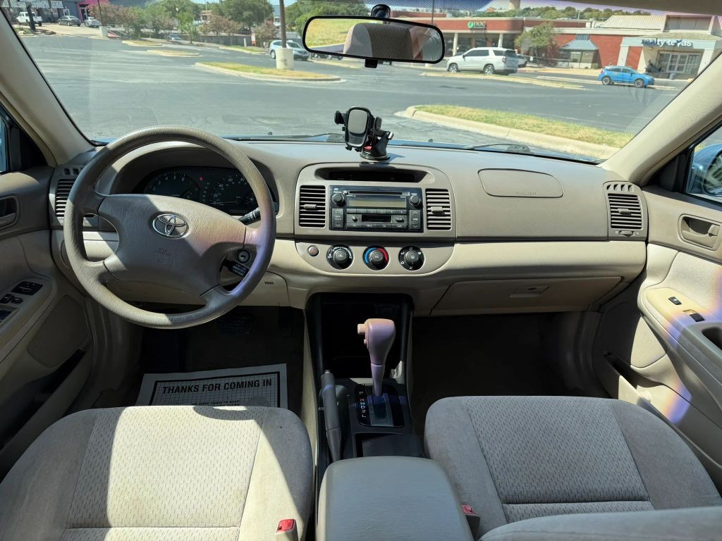Toyota Camry Vehicle Full-screen Gallery Image 9