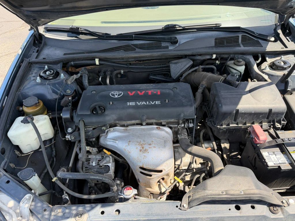 Toyota Camry Vehicle Full-screen Gallery Image 12