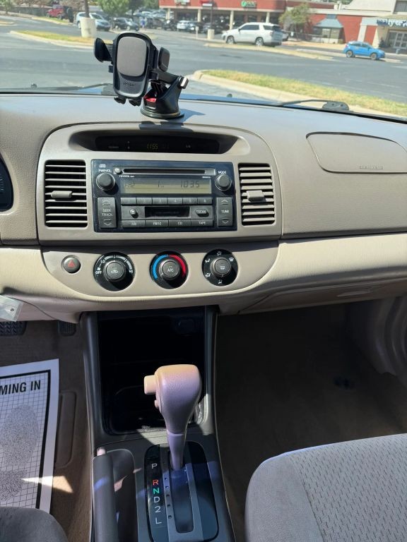Toyota Camry Vehicle Full-screen Gallery Image 10