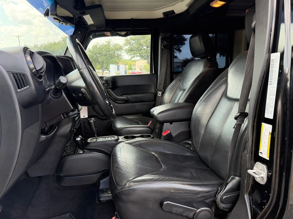 Jeep Wrangler Unlimited Vehicle Full-screen Gallery Image 05
