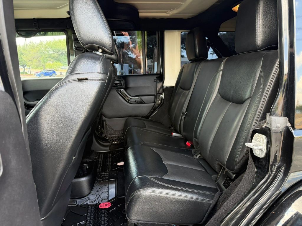 Jeep Wrangler Unlimited Vehicle Full-screen Gallery Image 07