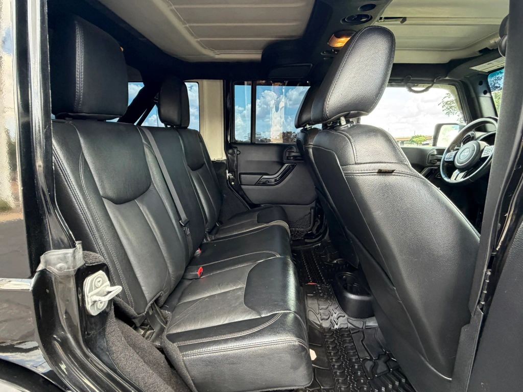 Jeep Wrangler Unlimited Vehicle Full-screen Gallery Image 08