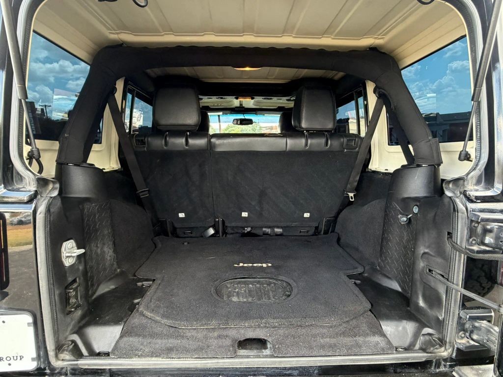 Jeep Wrangler Unlimited Vehicle Full-screen Gallery Image 09