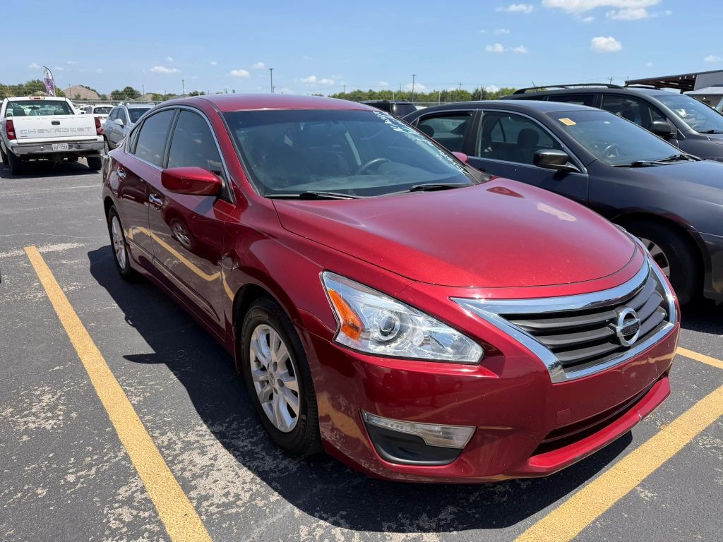 Nissan Altima Vehicle Full-screen Gallery Image 2