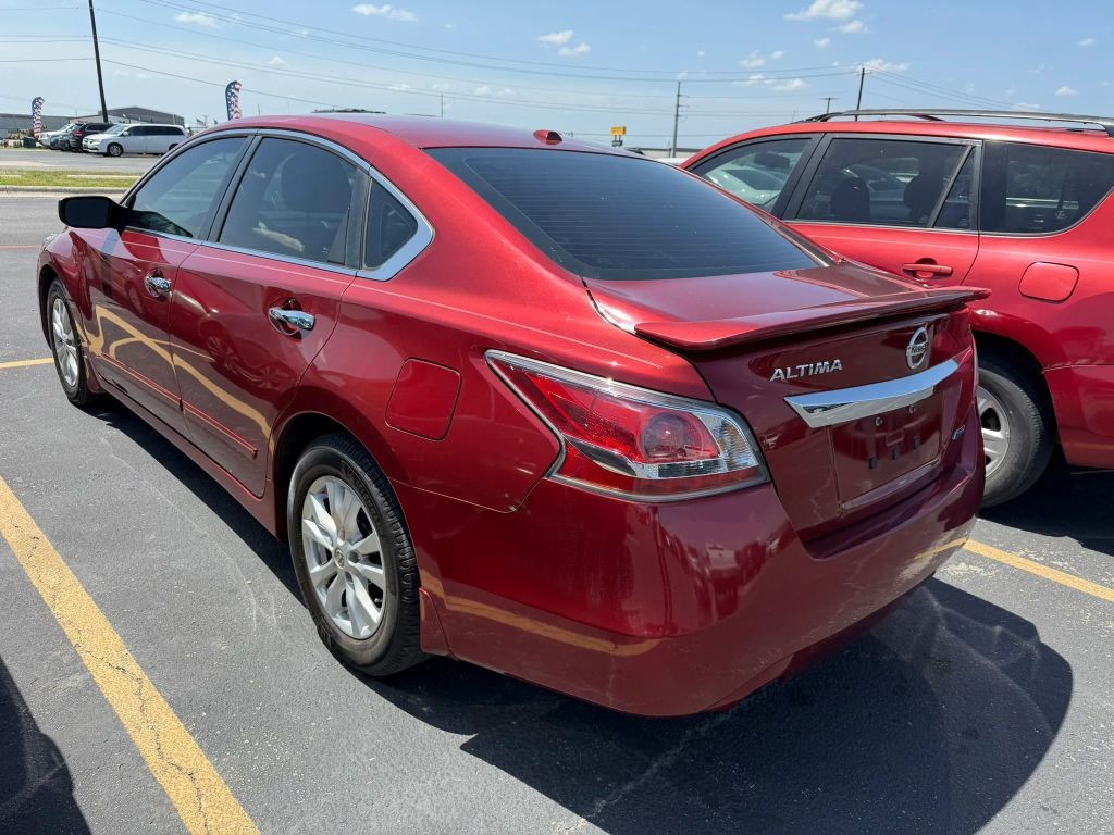 Nissan Altima Vehicle Full-screen Gallery Image 3