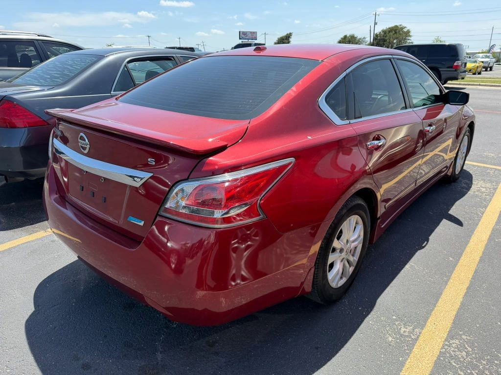 Nissan Altima Vehicle Full-screen Gallery Image 4