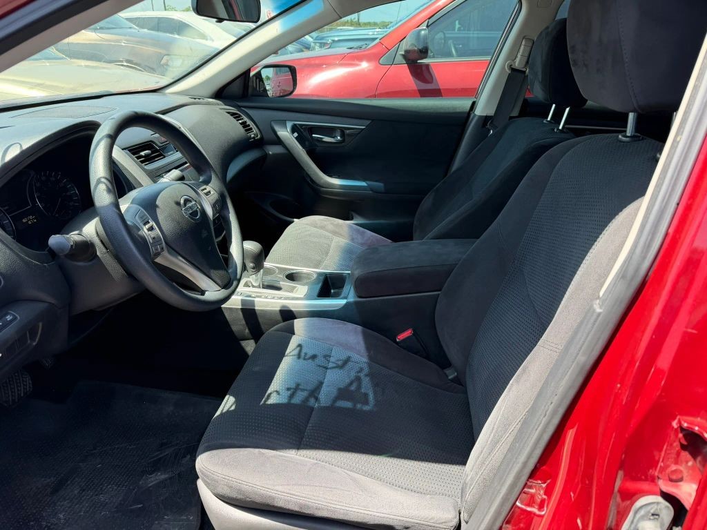 Nissan Altima Vehicle Full-screen Gallery Image 5