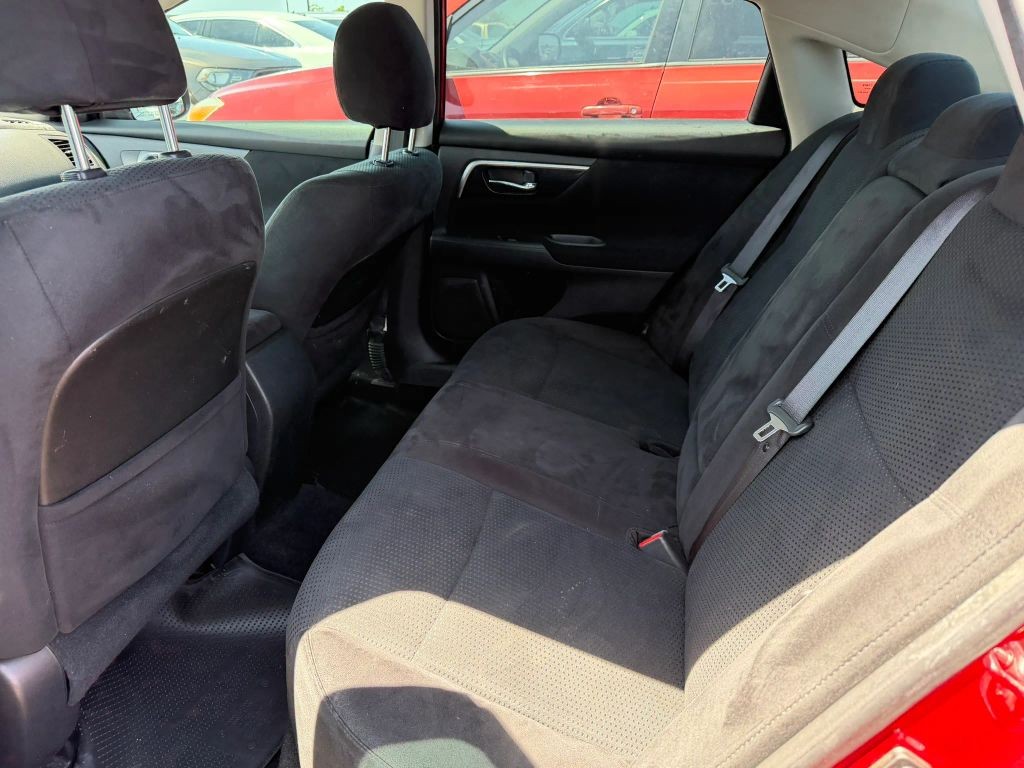 Nissan Altima Vehicle Full-screen Gallery Image 6