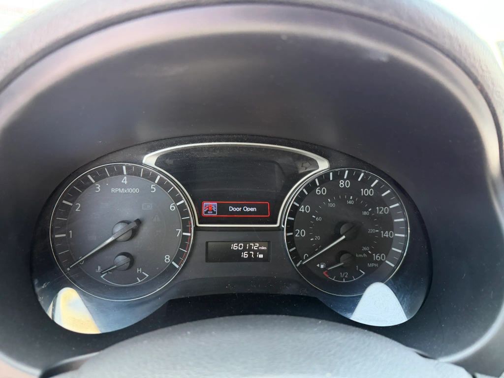 Nissan Altima Vehicle Full-screen Gallery Image 7