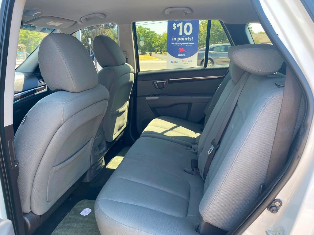Hyundai Santa Fe Vehicle Full-screen Gallery Image 9