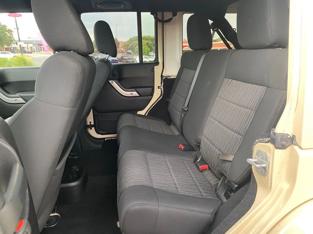 Jeep Wrangler Unlimited Vehicle Full-screen Gallery Image 8