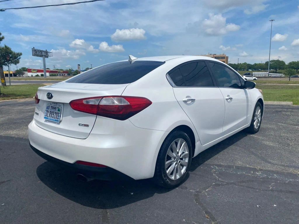 Kia Forte Vehicle Full-screen Gallery Image 3