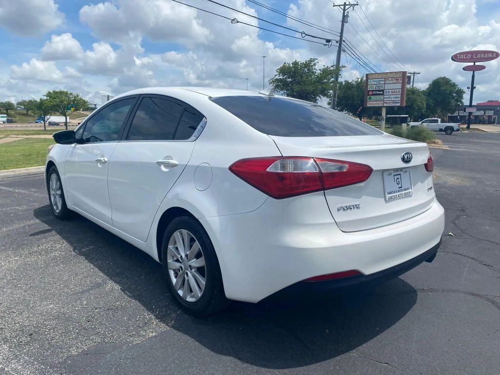 Kia Forte Vehicle Full-screen Gallery Image 4