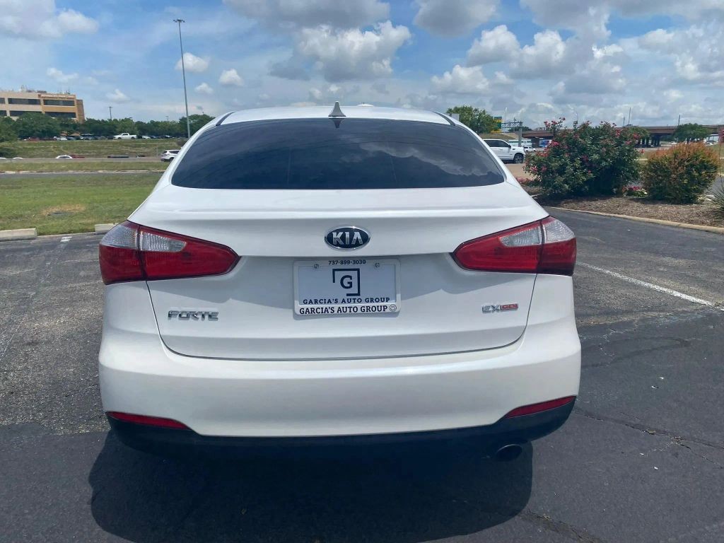 Kia Forte Vehicle Full-screen Gallery Image 6