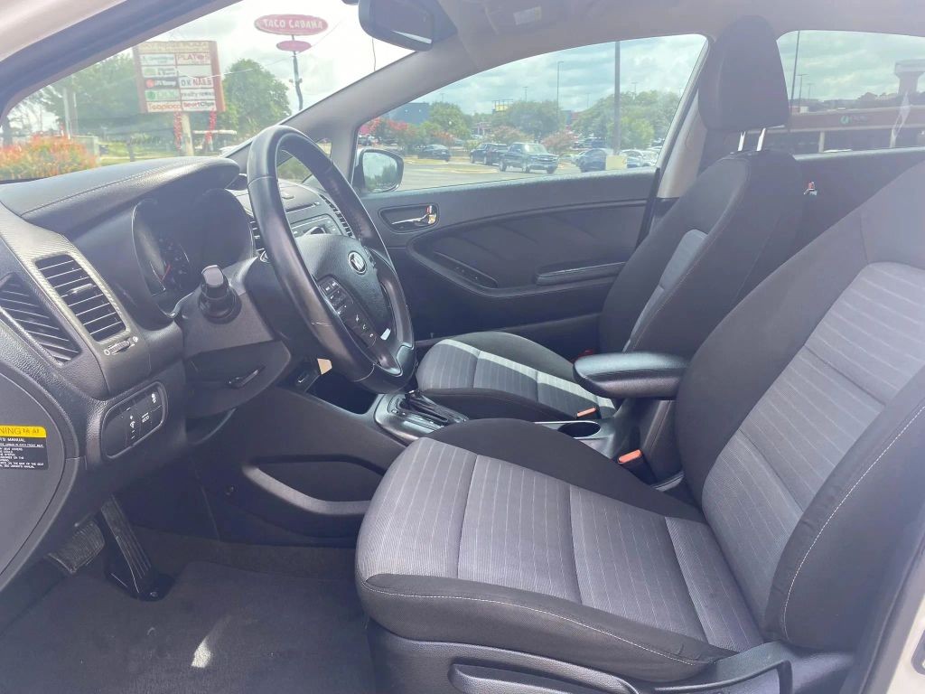 Kia Forte Vehicle Full-screen Gallery Image 8