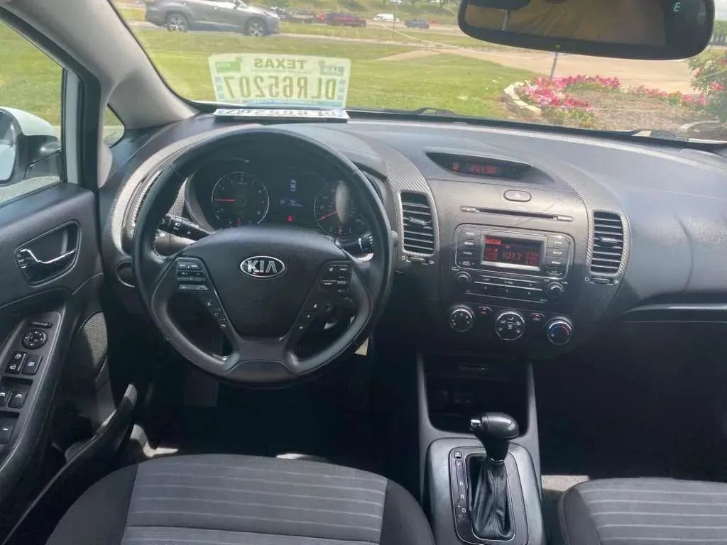 Kia Forte Vehicle Full-screen Gallery Image 10