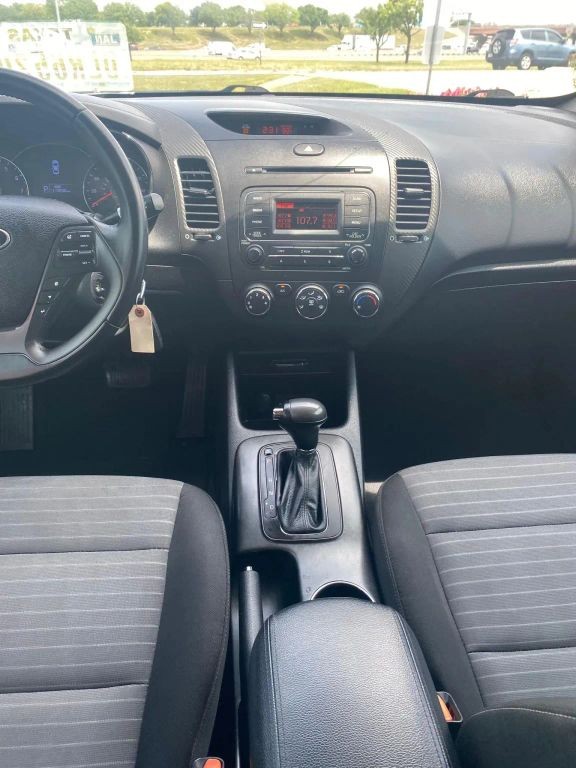 Kia Forte Vehicle Full-screen Gallery Image 9
