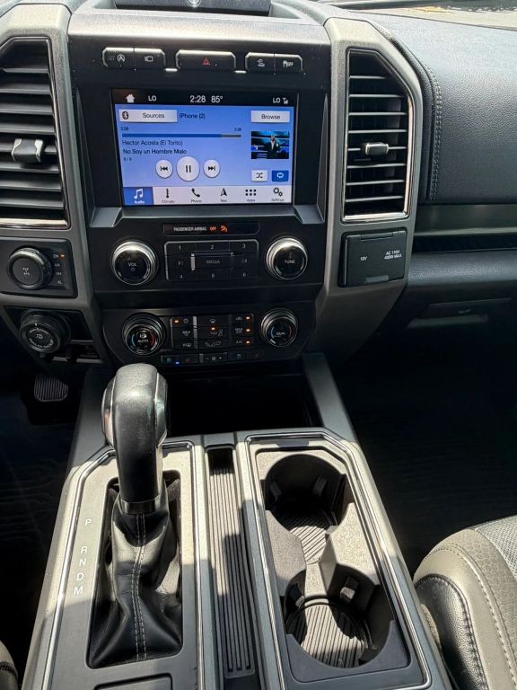 Ford F-150 Vehicle Full-screen Gallery Image 12