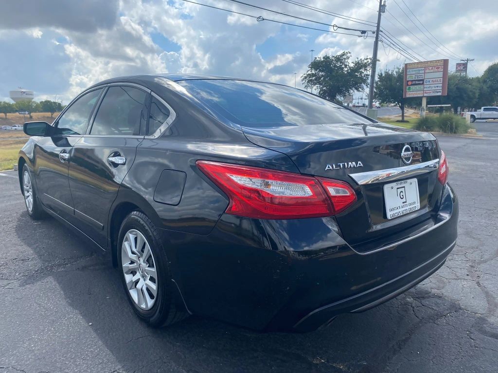 Nissan Altima Vehicle Full-screen Gallery Image 3