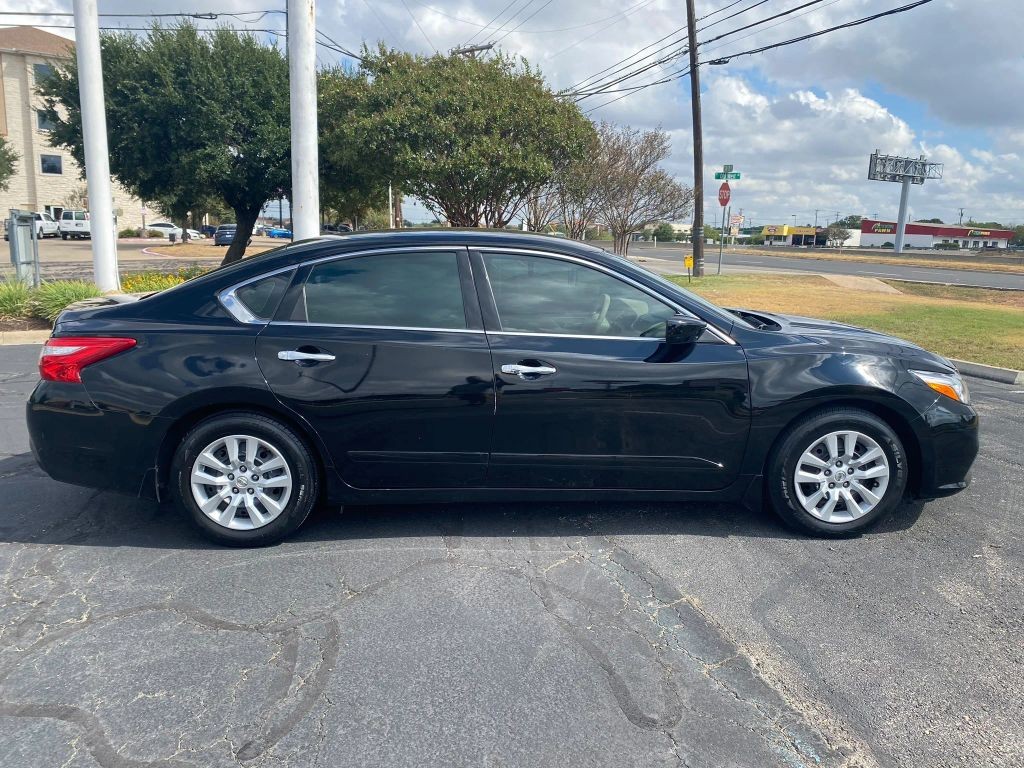 Nissan Altima Vehicle Full-screen Gallery Image 5