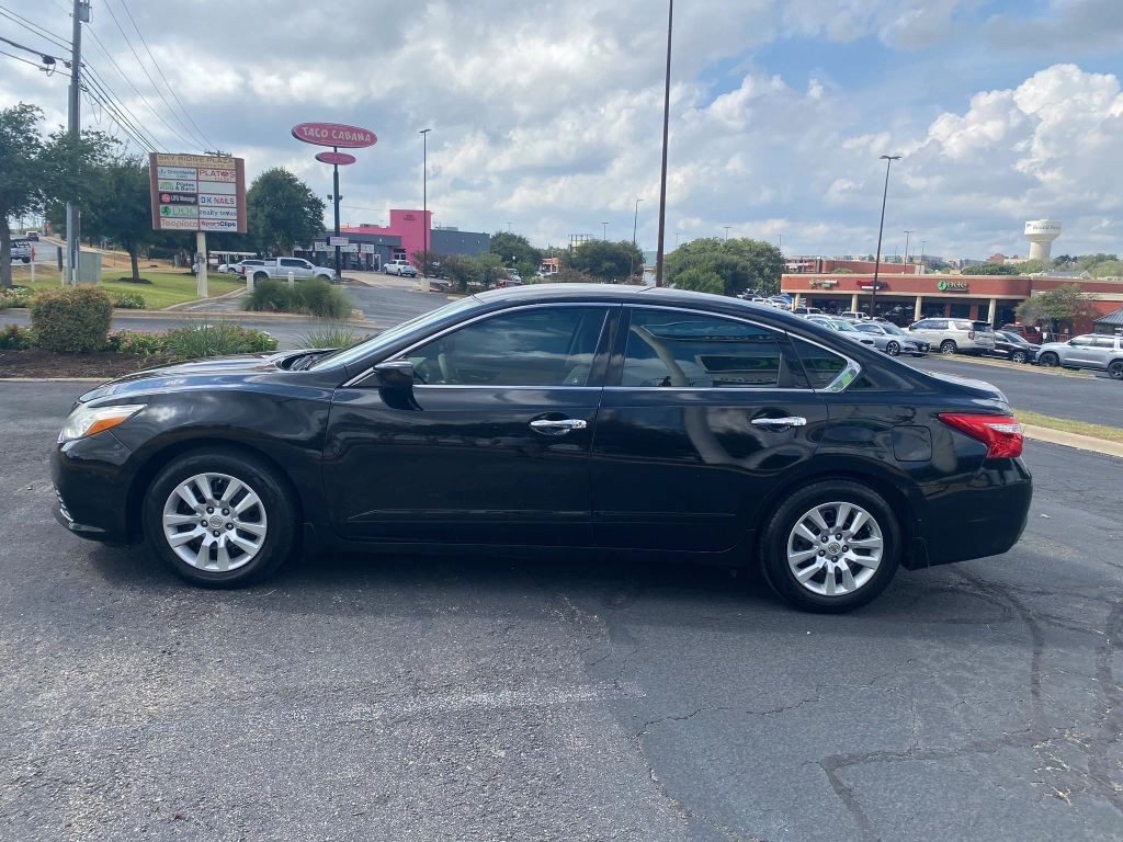 Nissan Altima Vehicle Full-screen Gallery Image 6