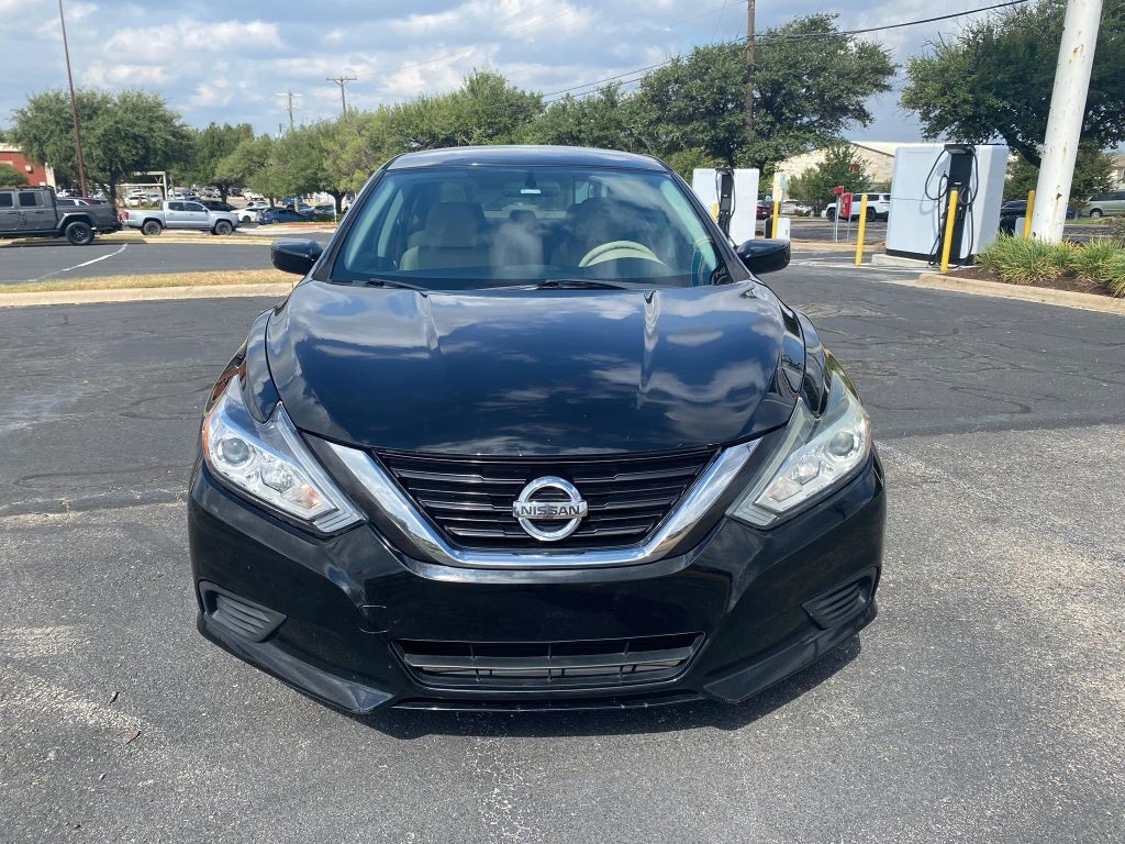 Nissan Altima Vehicle Full-screen Gallery Image 8