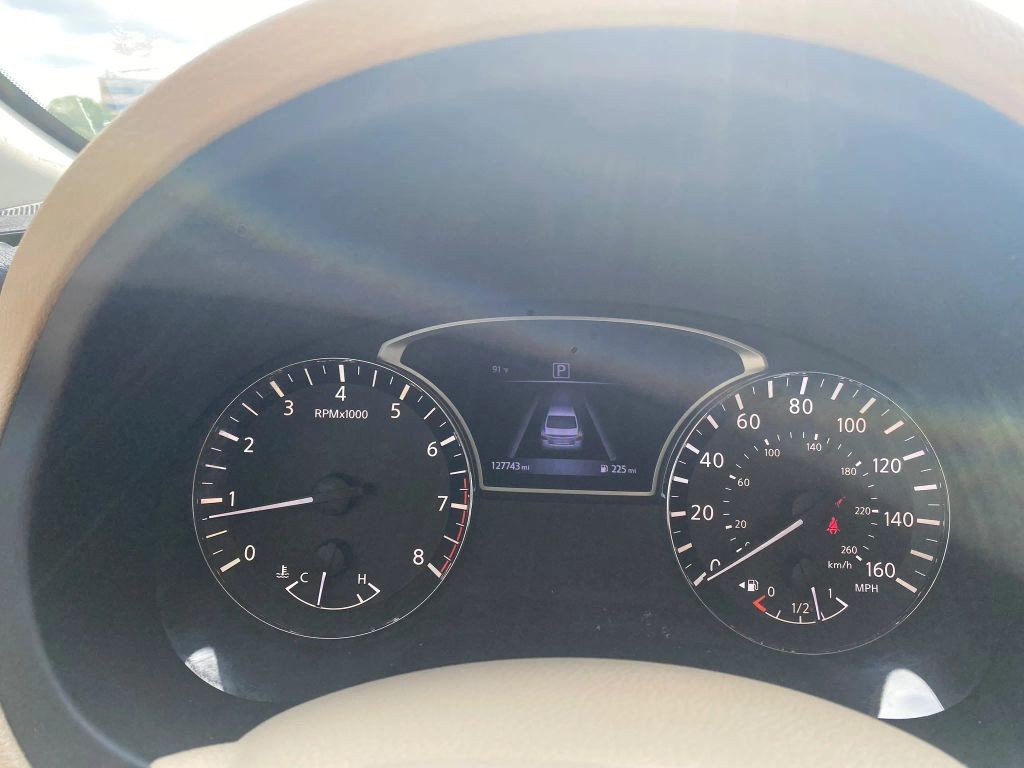 Nissan Altima Vehicle Full-screen Gallery Image 11